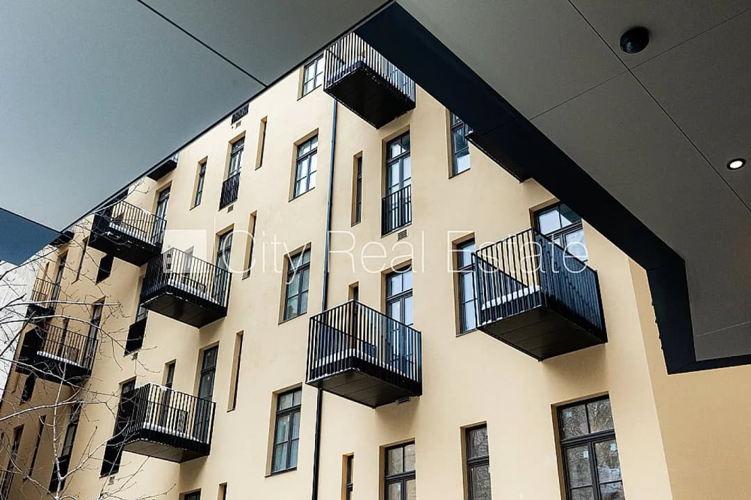 Fasādes māja, renovēta māja, uzstādīti saules enerģijas paneļi, slēgts pagalms, iespēja — bilde 4
