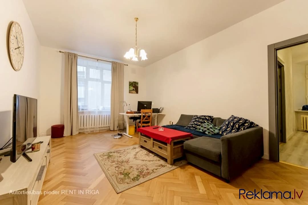 Pārdod 4 istabu dzīvokli renovētā vēsturiskā ēkā pašā Rīgas sirdī. Dzīvoklī ir