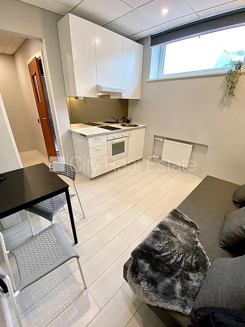 Fasādes māja, renovēta māja, slēgts pagalms, ieeja no ielas, ir lifts, kāpņu telpa pēc — bilde 4