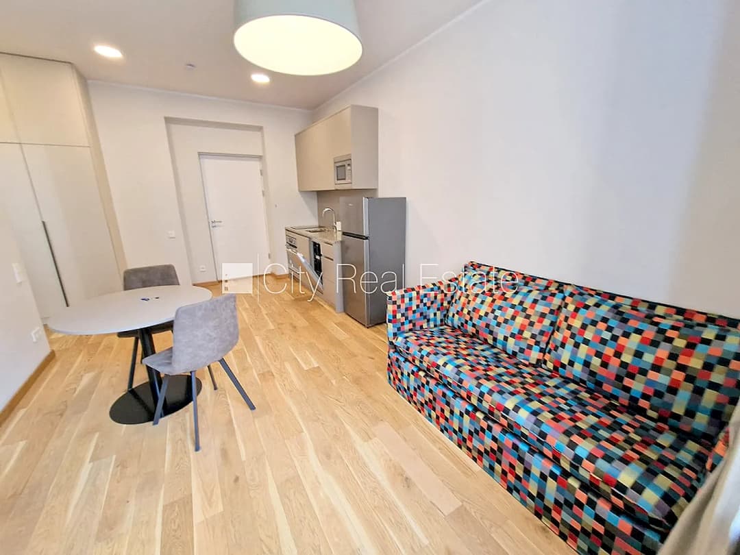 Pagalma ēka, renovēta māja, slēgts pagalms, ieeja no pagalma, ir lifts, kāpņu telpa pēc — vēl bildes