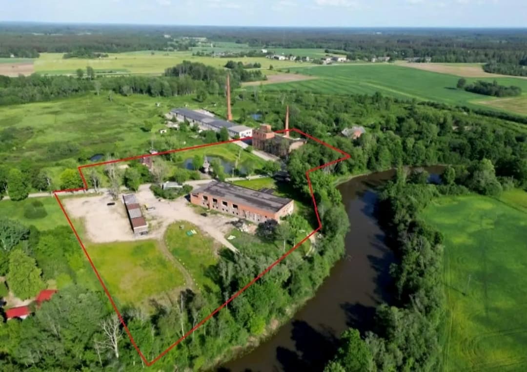 Pārdod bijušo Pāvilostas Spirta rūpnīcu Sakas upes krastā. Zeme 3,3 ha ar vairākām ēkām