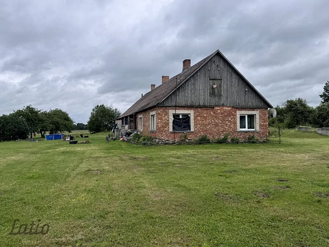 Pārdod dzīvojamo māju ar saimniecības ēku un zemes gabalu 3,9 ha.
Apbūve:
1940. gadā — vēl bildes