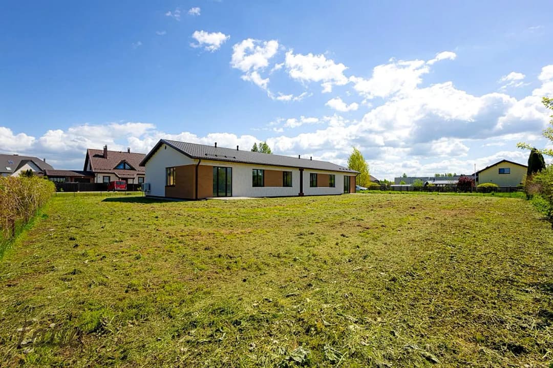 Pārdošanā jauna, mūsdienīga un energoefektīva vienstāva dvīņu mājas daļa Jaunolainē. — vēl bildes