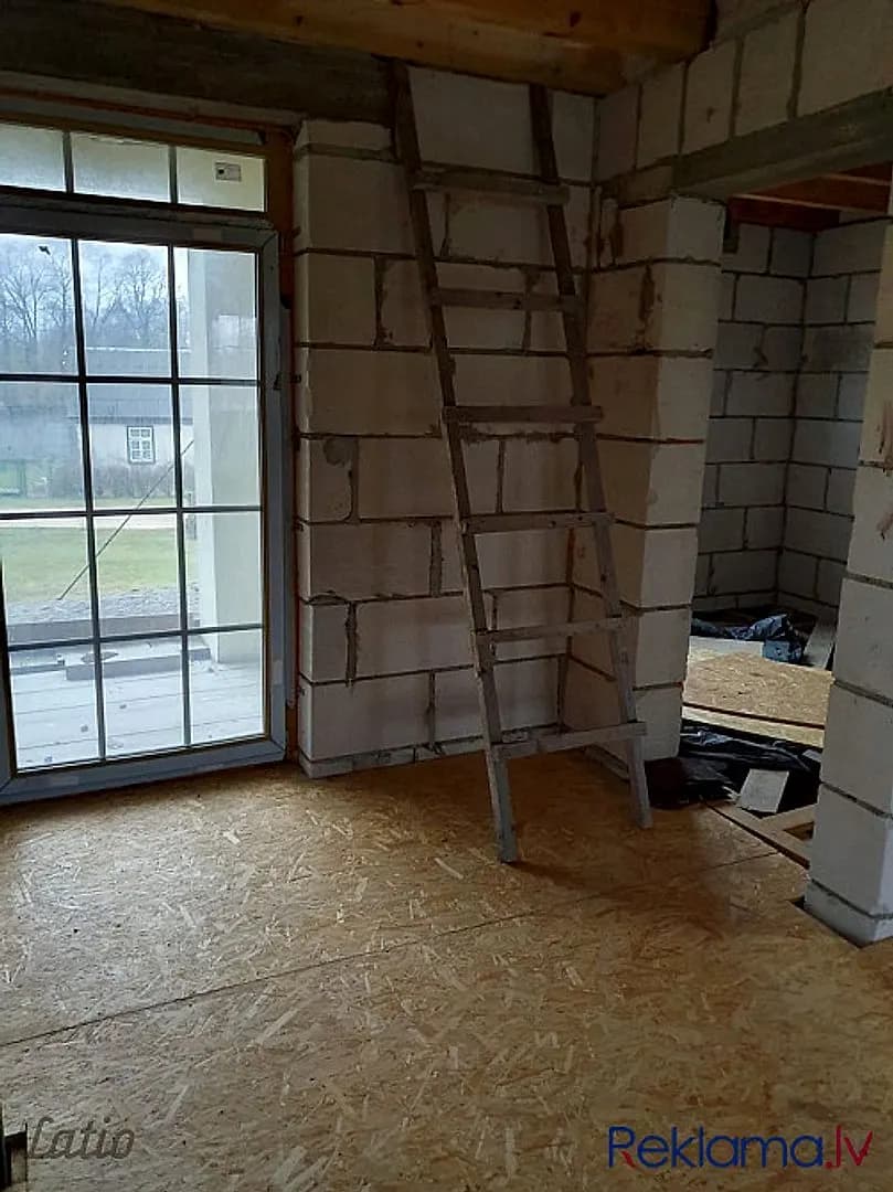 Skaista, plaša jjaunbūve Stendes pilsētā, 5 istabas un halle 40 kv.m. Visās telpās betona — bilde 4
