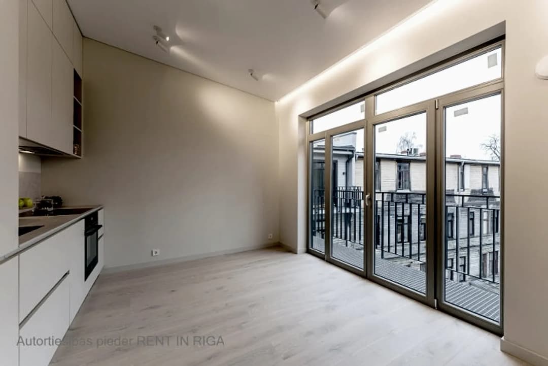 Dzīvoklis ar panorāmas logiem atjaunotā projektā Āgenskalnā. Lieliska atrašanās vieta un