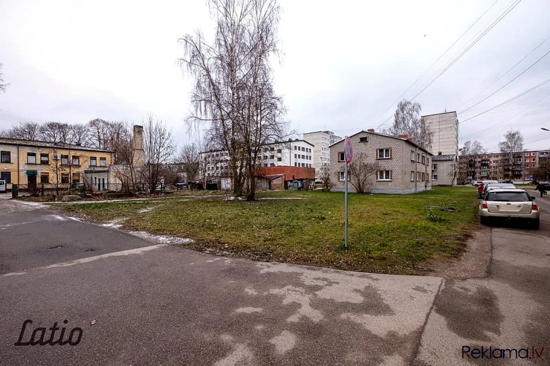 Pārdod zemes platību pašā Kauguru centrā dauddzīvokļu māju rajonā.
Zemes platības — bilde 2