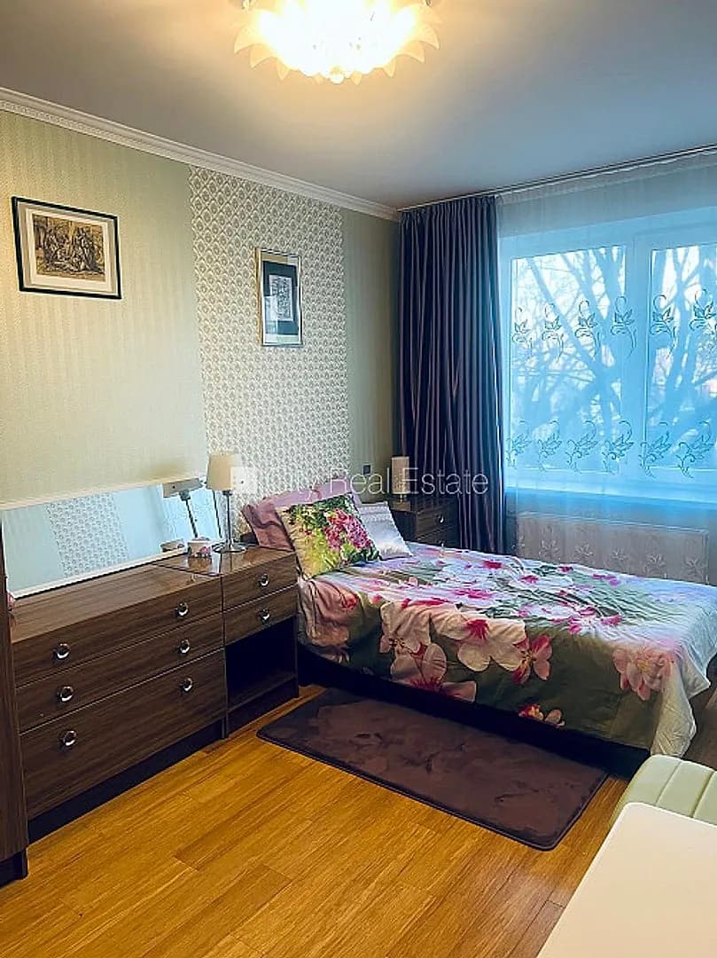 Fasādes māja, viena istaba izolēta, virtuve 6 m2, mainīti radiatori, centrālā apkure,