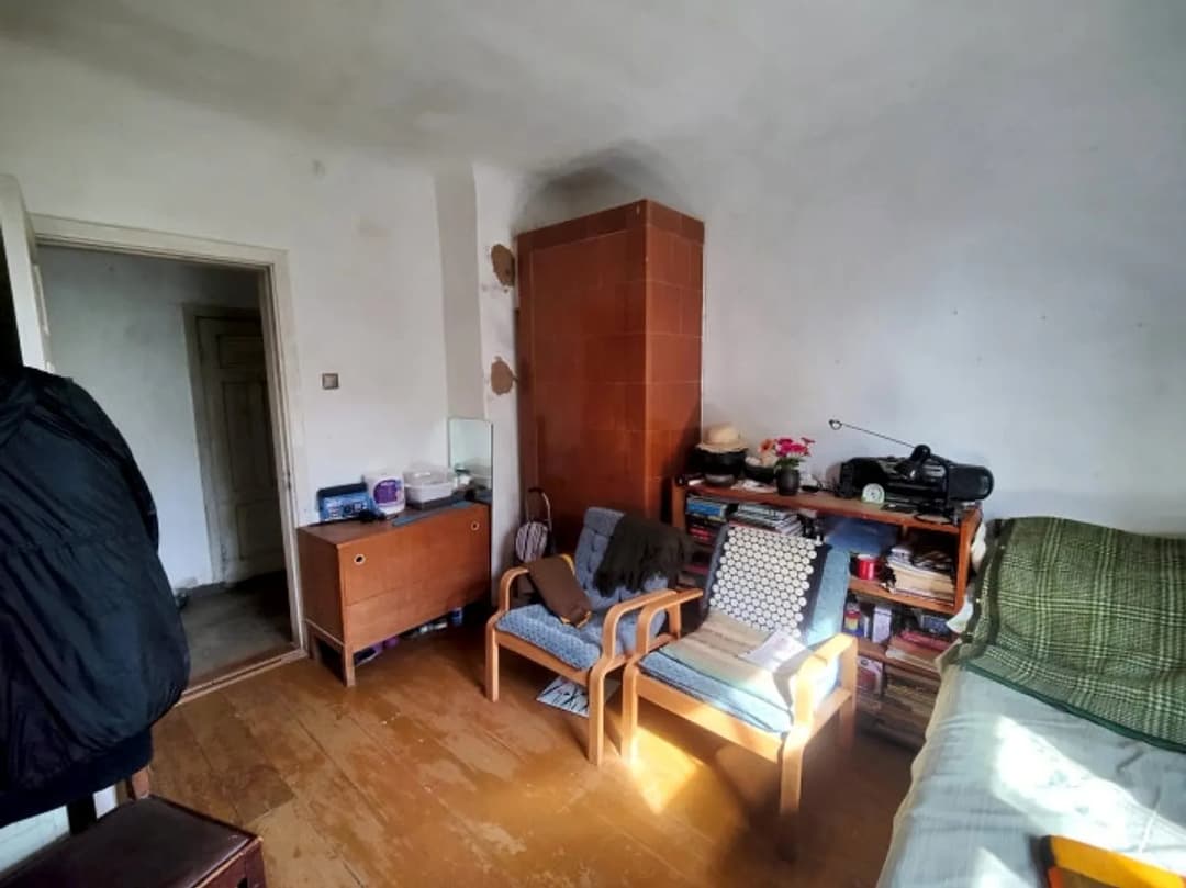 Divstāvu ēka Mūsas upes krastā ar gleznainu ainavu. Pirmajā stāvā atrodas 2 guļamistabas, — vēl bildes