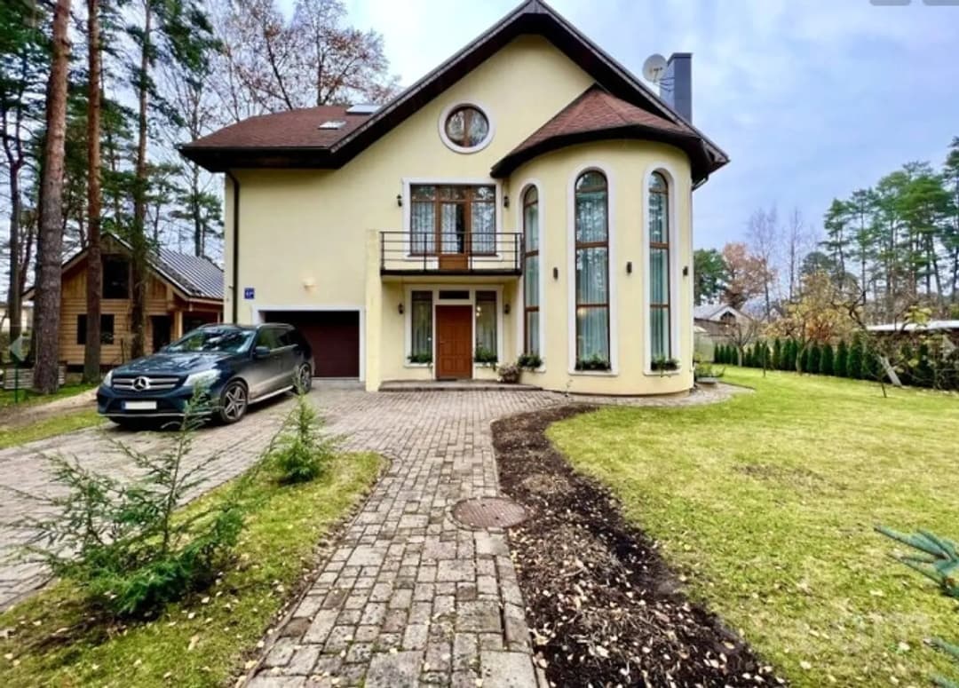 Gaiša un mājīga privātmāja Asaros, 15 minūšu gājiena attālumā no pludmales. Ērts un