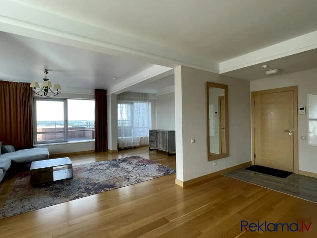 Tiek izīrēts penthaus tipa dzīvoklis ēkas 29.stāvā! 130 m2 dzīvoklī ir iekārtota: - — bilde 3
