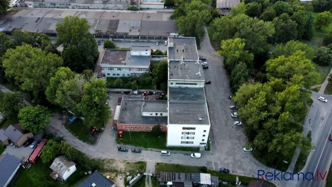 Pārdod 4 stāvu biroju ēku ar zemi 0.6350 ha. Īpašumā ietilpst: (C) Buļļu iela 70a - parks — bilde 3