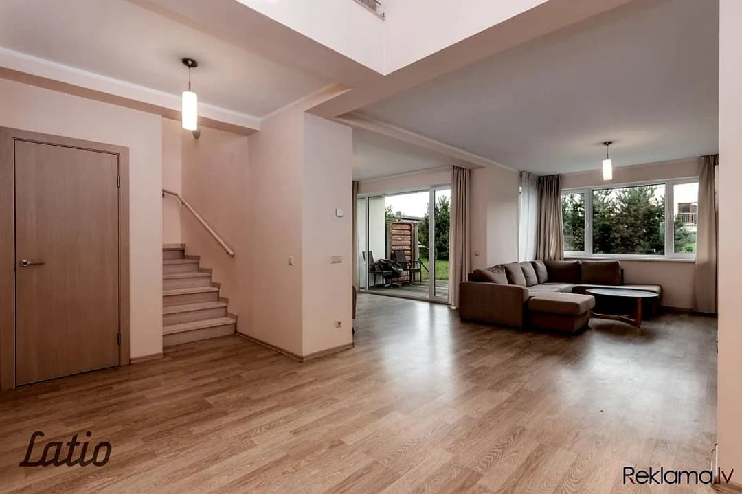 Pārdod divstāvu māju privātmāju ciematā Piņkos.
Mājas pirmajā stāvā ir plaša — bilde 4