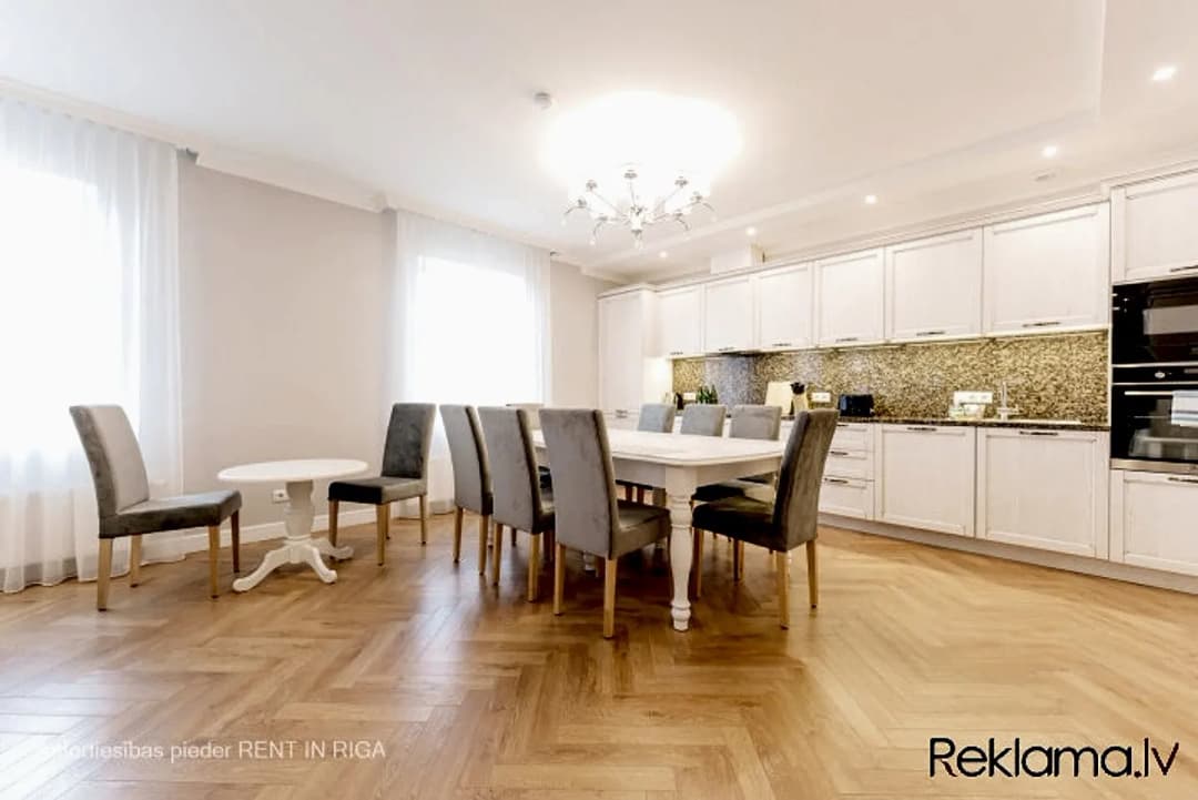 Piedāvājam īrēt ekskluzīvus trīs istabu apartamentus Rīgas centrā, jaunā rekonstruētā — bilde 3