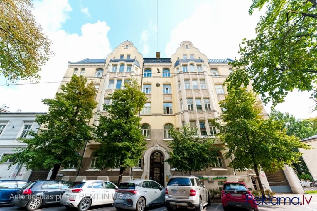 Tiek pārdots 2 istabu dzīvoklis atjaunotā jūgendstila ēkā Rīgas centrā. Ēka piederēja