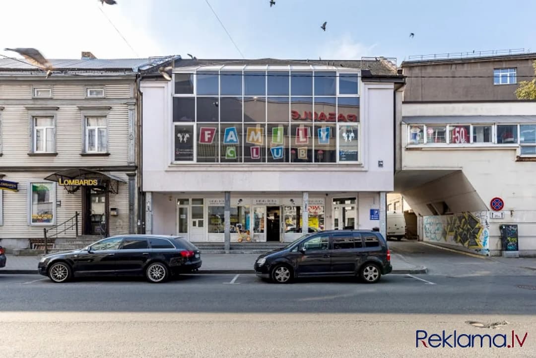 Atsevišķi stāvoša multifunkcionāla būve vienā no centra aktīvākajām vietām. Matīsa