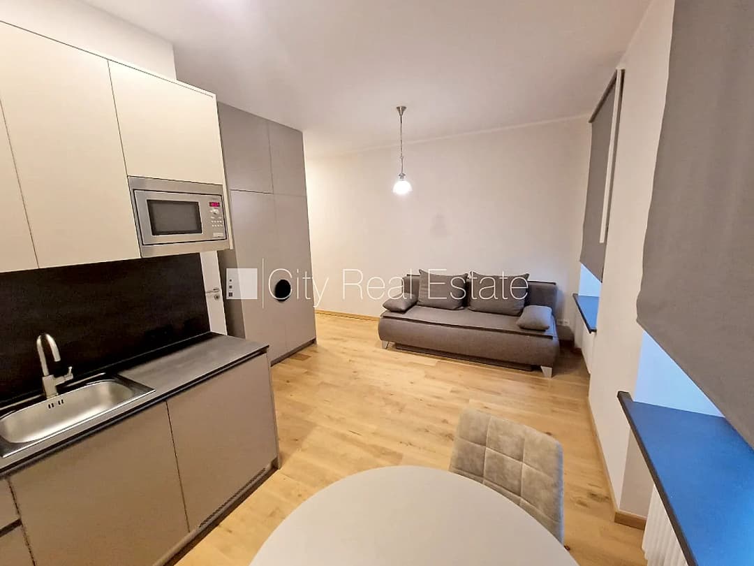 Pagalma ēka, renovēta māja, slēgts pagalms, ieeja no ielas un pagalma, ir lifts, kāpņu telpa — vēl bildes