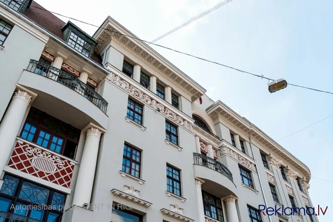Piedāvājumā plašs 4 istabu dzīvoklis kapitāli renovētā ēkā pašā Rīgas centrā. Māja — bilde 3