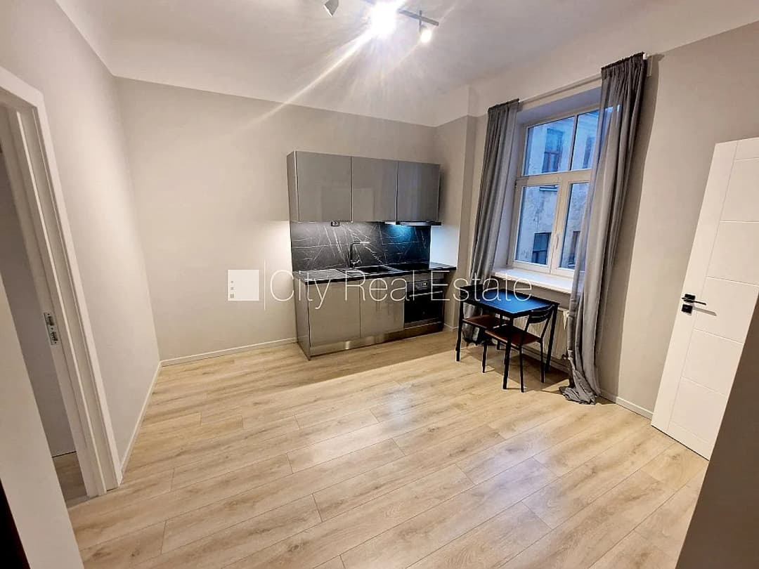 Pagalma ēka, renovēta māja, slēgts pagalms, apsargāts pagalms, ieeja no ielas, ir lifts,
