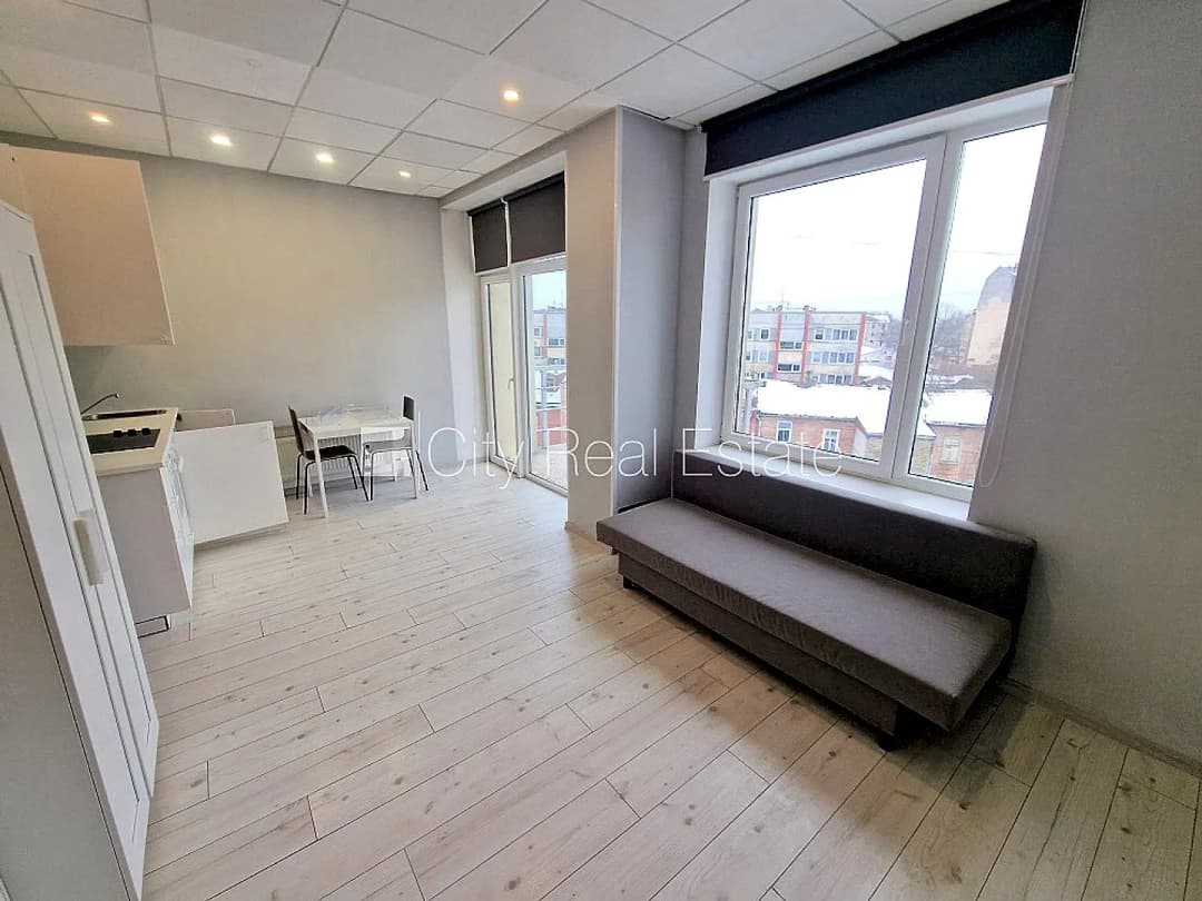 Fasādes māja, renovēta māja, ieeja no ielas, ir lifts, kāpņu telpa pēc kapitālā remonta, — bilde 4