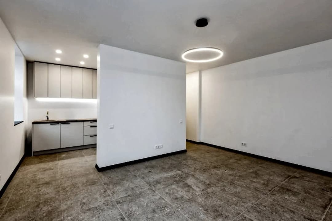 Tiek pārdots renovēts 2-istabu dzīvoklis Rīgas centrā (1 izolēta istaba). Dzīvoklis