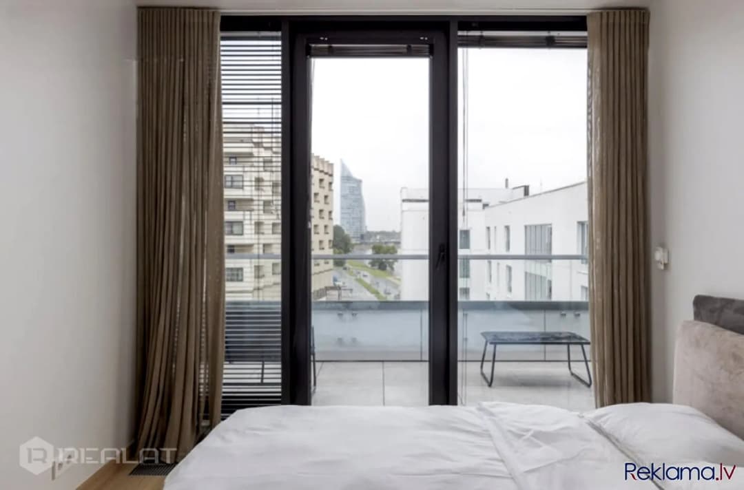 Pārdošanā tiek piedāvāts jauns 3-istabu penthouse dzīvoklis ar skatu uz Vecrīgu projektā — bilde 4