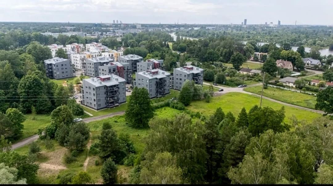 Potenciāls zemes gabals Bišumuižā piemērots gan dzīvošanai, gan investīcijām — vēl bildes