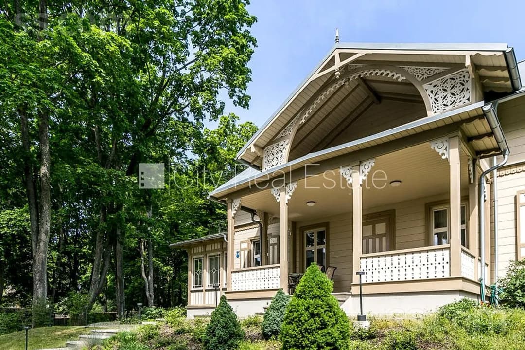 Labiekārtots apzaļumots pagalms, garāža divām automašīnām, balkons, terase, sauna,