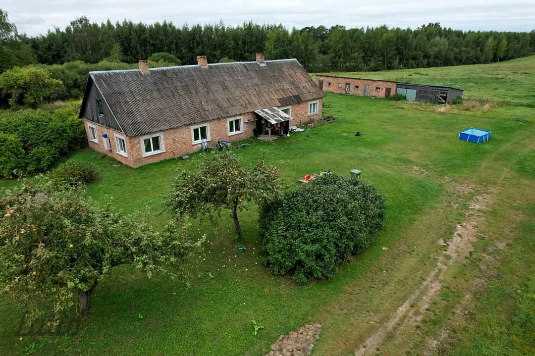 Pārdod dzīvojamo māju ar saimniecības ēku un zemes gabalu 3,9 ha.
Apbūve:
1940. gadā