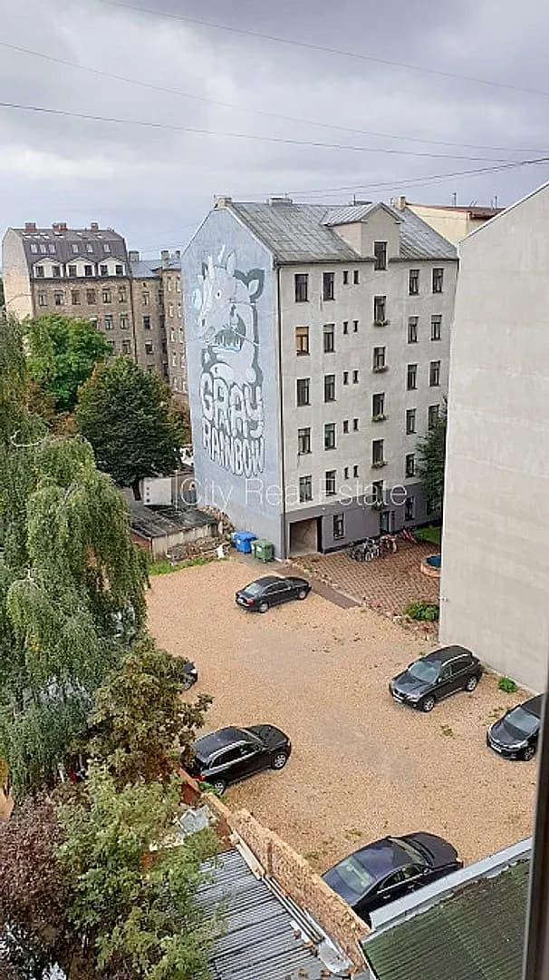 Renovēta māja, slēgts pagalms, ieeja no ielas, ir lifts, kāpņu telpa pēc kapitālā remonta, — vēl bildes