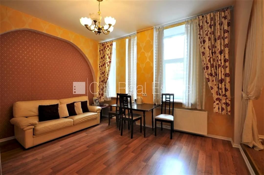Fasādes māja, renovēta māja, ieeja no ielas, ir lifts, kāpņu telpa pēc kosmētiskā remonta, — bilde 4