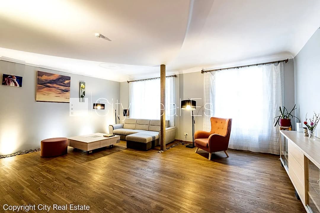 Renovēta māja, apsaimniekošanas maksa mēnesī 100 EUR, labiekārtots apzaļumots pagalms, — bilde 2