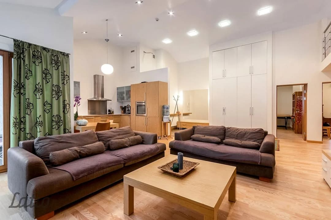 Pārdošanā plašs un funkcionāls 5 istabu dzīvoklis klusā pilsētas centra iekšpagalmā. — bilde 3