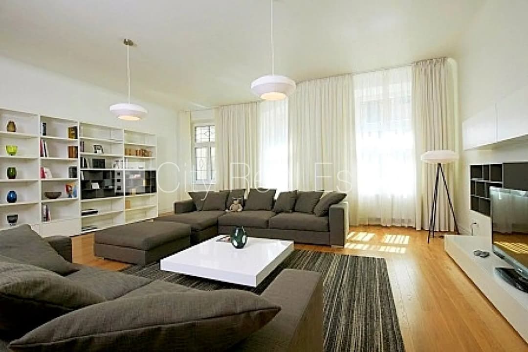 Pagalma ēka, renovēta māja, ieeja no pagalma, ir lifts, logi vērsti mājas abās pusēs, — bilde 2
