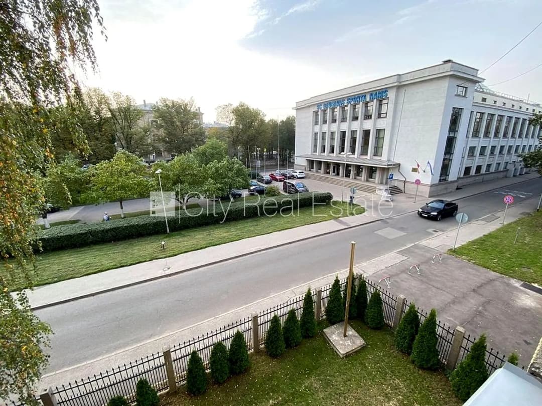 Pagalma ēka, slēgts pagalms, kāpņu telpa pēc kosmētiskā remonta, studio tipa, virtuve — bilde 4