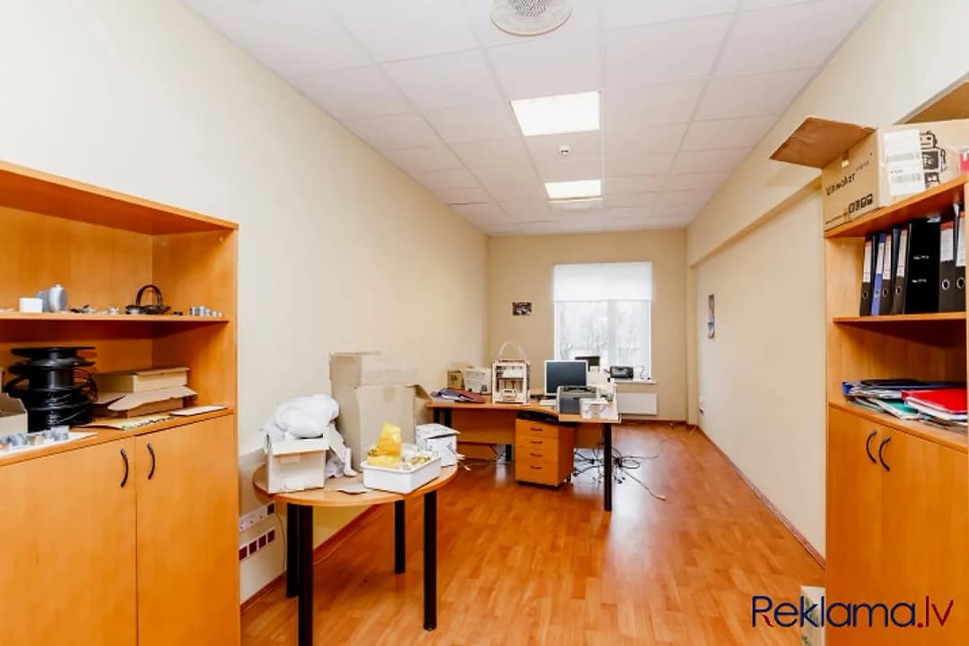 Iznomā biroja telpas telpu kompleksā Dzintars. Telpas nodrošinātas ar diennakts apsardzi, — vēl bildes