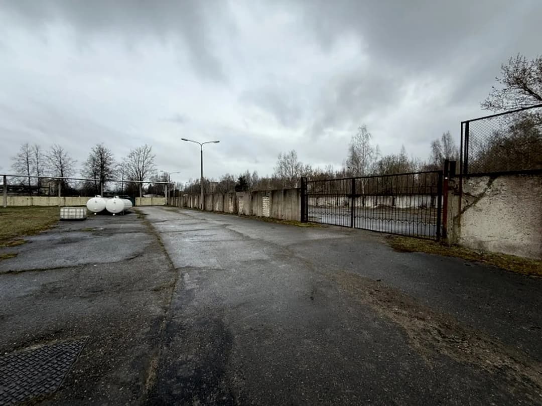 Iznomajam asfaltētu laukumu Dzintars rūpnīcas teritorijā. Zemes gables norobežots ar betona — bilde 3