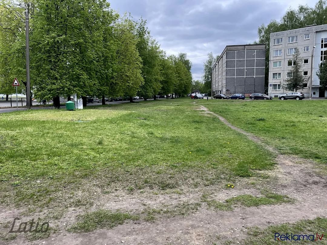 Pārdod zemes gabalu, par kadastrālo vērtību, daudzstāvu apbūves rajonā, kas pēc