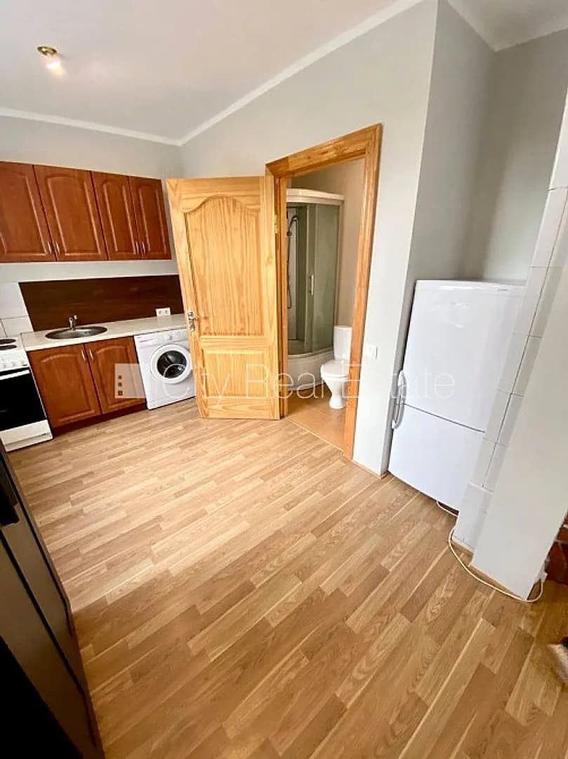 Pagalma ēka, slēgts pagalms, kāpņu telpa pēc kosmētiskā remonta, studio tipa, virtuve — bilde 3