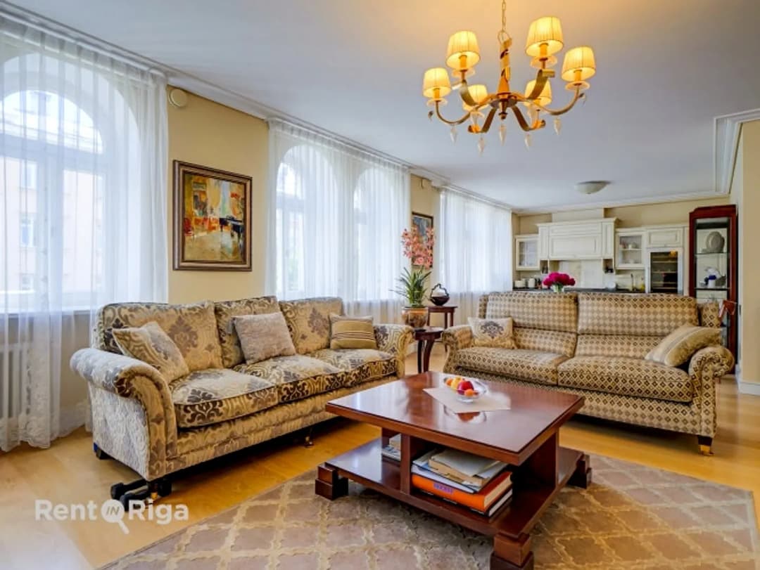 Pārdošanā elegants dzīvoklis ar plašu balkonu Rīgas vēsturiskajā centrā Piedāvājam