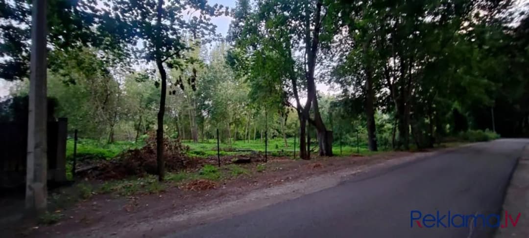 Pārdod plašu zemes gabalu Mežaparkā. Tieši pie Visbijas prospekta, blakus ir pieejamas visas — bilde 2