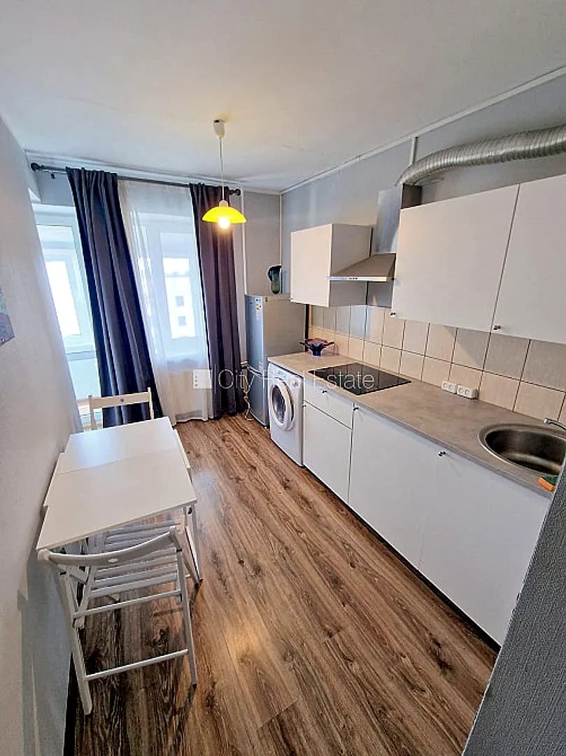 Ir lifts, iestiklota lodžija, logi vērsti uz pagalma pusi, plašs skats no loga, viena istaba — bilde 4