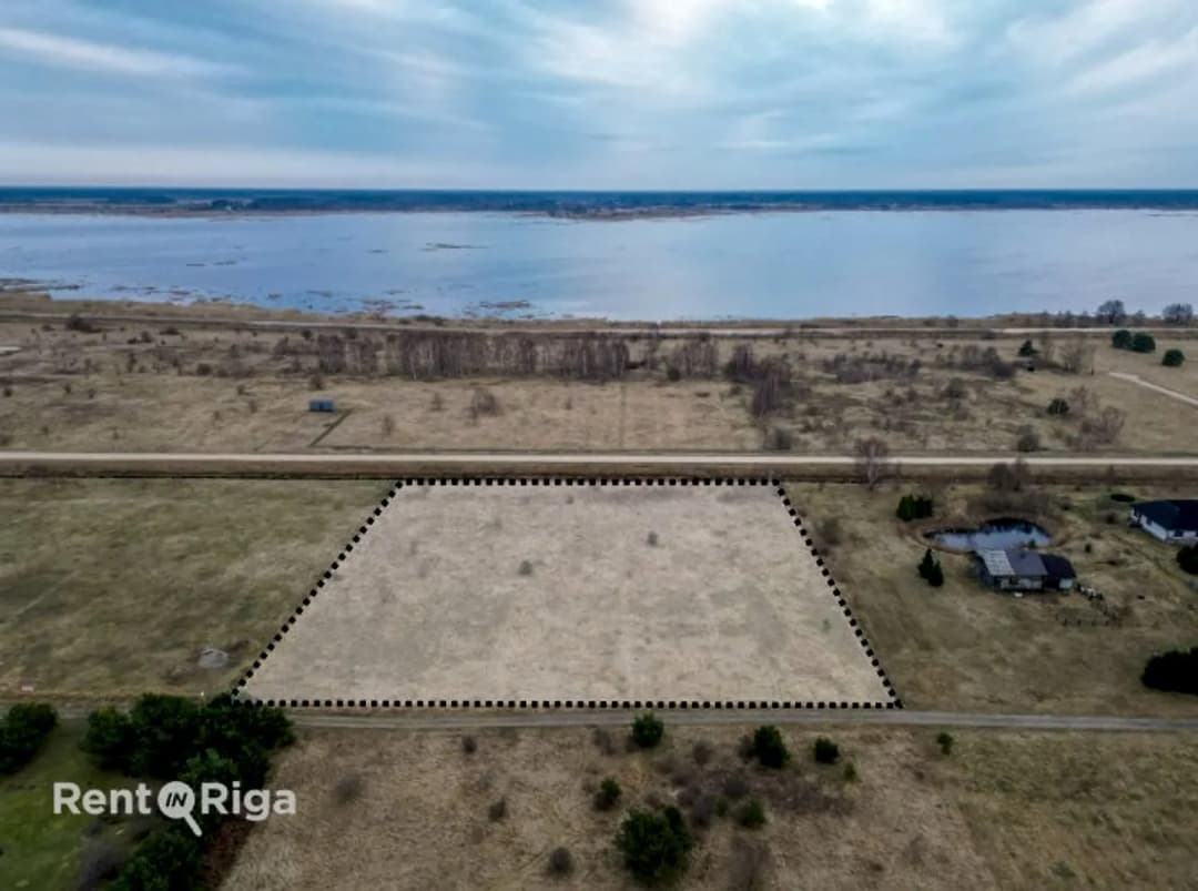 Iegādei tiek piedāvāts 1.22 ha plašs zemesgabals ar izstrādātu detālplānojumu, kas paredz