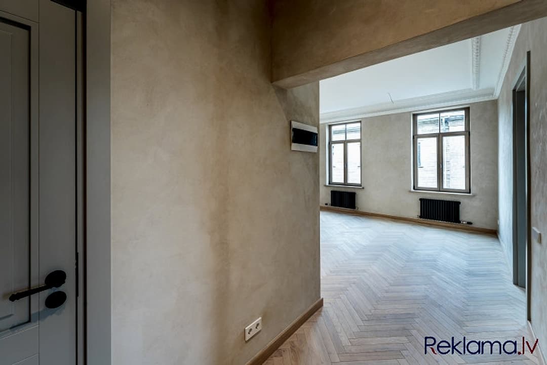 Pārdošanā eleganti renovēts dzīvoklis prestižajā Rīgas Klusajā centrā Piedāvājumā — vēl bildes