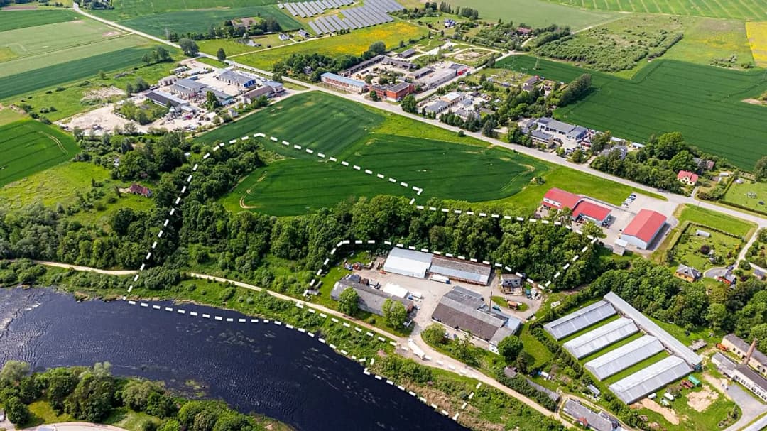 PIE MĒMELES UPES PĀRDOD ZEMES GABALU UNIKĀLA VIETA BIZNESAM VAI ATPŪTAI
Šis īpašums — vēl bildes