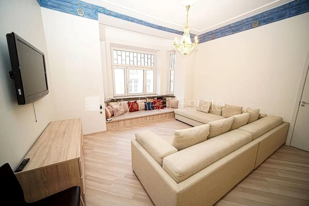Fasādes māja, renovēta māja, ieeja no ielas, ir lifts, kāpņu telpa pēc kosmētiskā remonta, — bilde 2