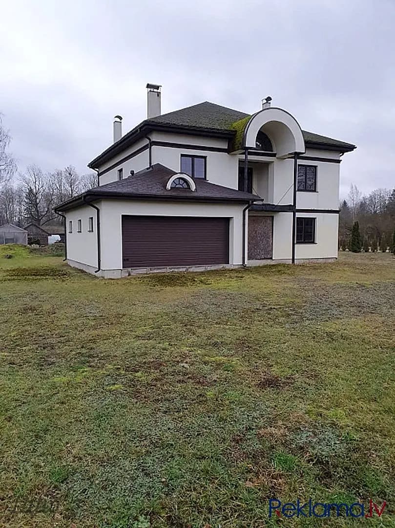 Skaista, plaša jjaunbūve Stendes pilsētā, 5 istabas un halle 40 kv.m. Visās telpās betona