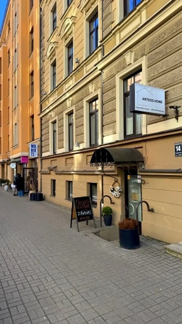 Remontētas puspagraba telpas kapitāli renovētā namīpašumā. Blaumaņa un Tētbatas ielu