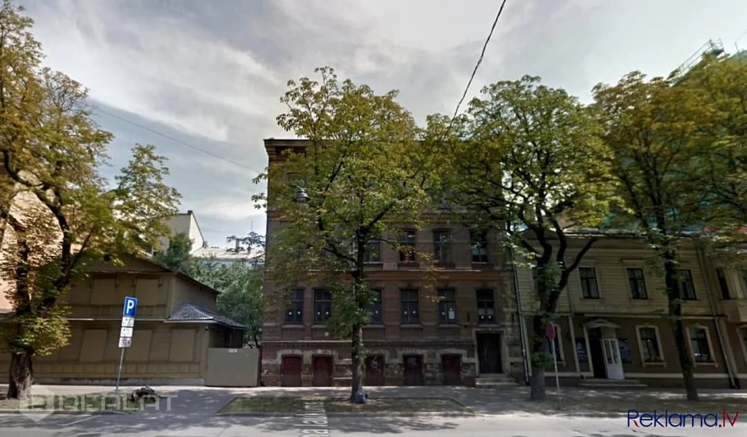 Pārdodas komercobjekts. 1. stāvā atrodas veikals, autoserviss, offis; 2. stāvā vingrošanas/