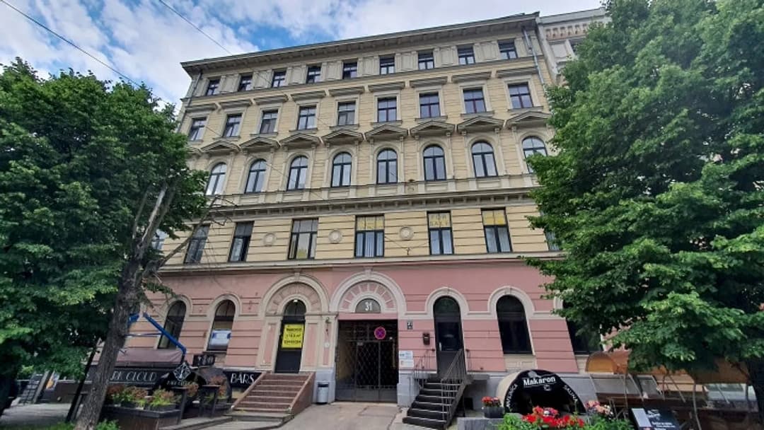 Hosteļa telpas, ko iespējams pārbūvēt par vismaz 3 dzīvokļiem. Īpašums atrodas vienā no