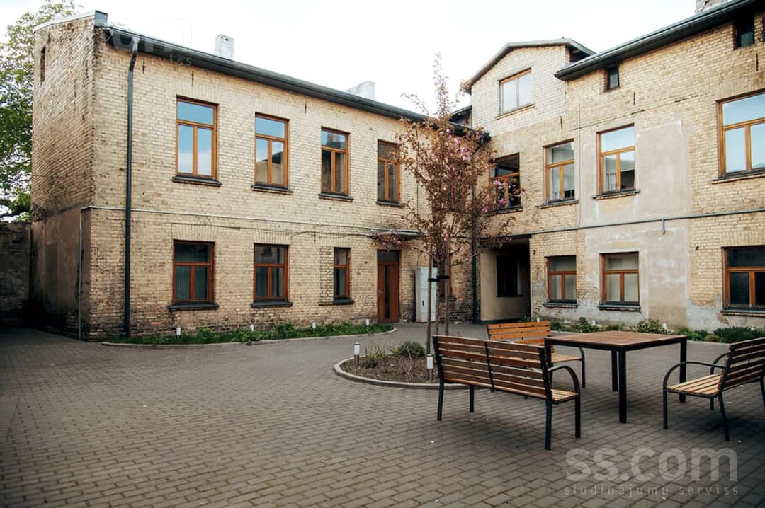 Trīsistabu dzīvoklis — 9 8